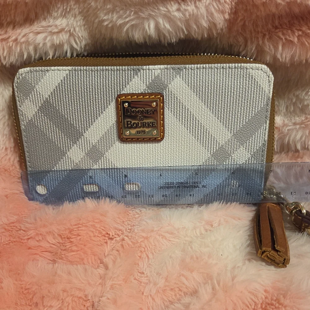 BNWT Dooney & Bourke WHITE/GRAY Plaid Zip-Around Wallet/WRISTLET - Picture 3 of 7
